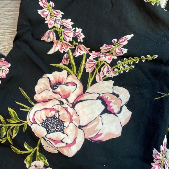 Wide leg floral pants with stretch on the backs. Plus pockets - Picture 8 of 9